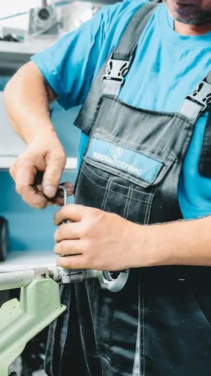 Boru bağlantısını el aletiyle onaran tesisatçı
